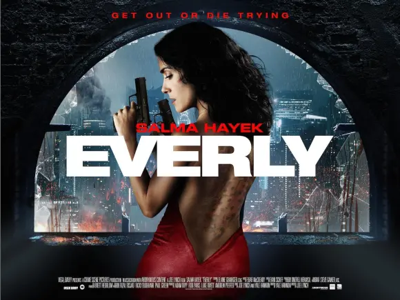 Cartel alternativo con Salma Hayek de espaldas con un arma y el título Everly superpuesto