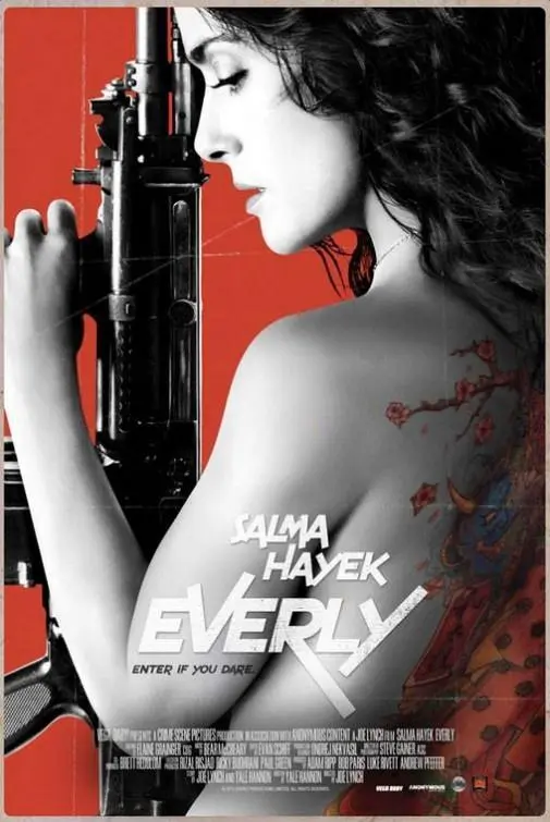 Cartel de la pelicula en la que se ve a Salma Hayek de perfil en blanco y negro sobre fondo rojo y con una arma automatica